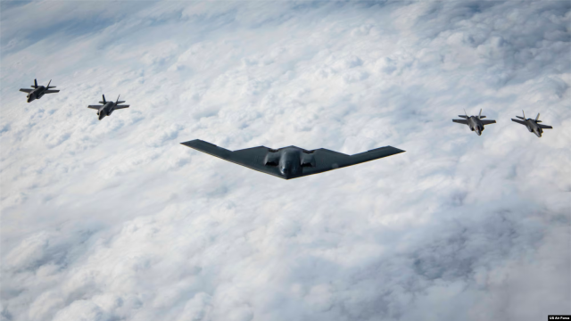 미 공군 B-2 스피릿 전략폭격기가 인도태평양 지역에서 일본 항공자위대 소속 F-35A 라이트닝Ⅱ 전투기 편대와 비행하고 있다. 사진 제공=미 공군