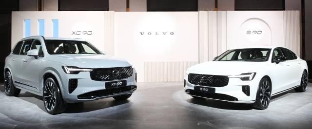 2일 서울 광진구 그랜드 워커힐에서 볼보자동차코리아의 신형 XC90(왼쪽)과 S90이 국내 최초로 공개되고 있다. 7인승 SUV인 XC90과 5인승 세단 S90은 볼보의 최상위 라인업 차량이다. 이번 신형 모델에는 현대적 디자인과 인간 중심 철학이 반영된 안락함과 첨단 편의사양, 안전기술, 국내 시장을 위해 개발된 통합형 TMAP 인포테인먼트 및 네이버 웨일 브라우저 탑재 등이 담겼다. 오승현 기자 2025.07.02