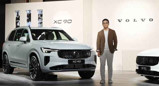 이윤모 볼보자동차코리아 대표이사가 2일 서울 광진구 그랜드 워커힐에서 국내 최초로 공개된 볼보의 신형 X90과 S90 앞에서 포즈를 취하고 있다. 오승현 기자 2025.07.02