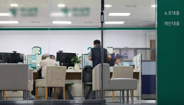 지난 1일 서울의 한 시중은행 대출창구의 모습. 뉴스1
