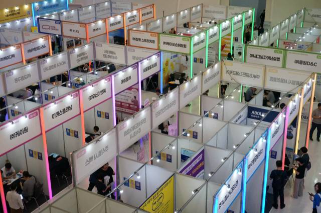 2일 서울 중구 동대문디자인플라자(DDP)에서 열린 ‘서울시 중장년 일자리 박람회 2025’를 찾은 중장년 구직자들이 각 기업의 부스를 둘러보고 있다. 문예빈 기자