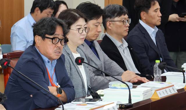 최저임금위원회 공익위원인 권순원(왼쪽) 숙명여대 교수가 3일 정부세종청사에서 열린 최저임금위원회 제9차 전원회의에서 발언하고 있다. 연합뉴스