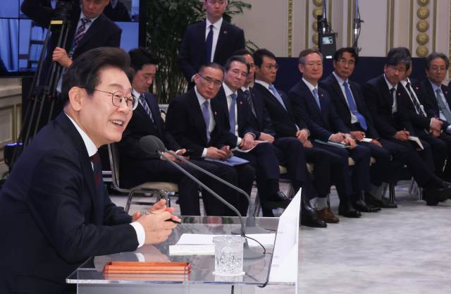 이재명 대통령이 3일 청와대 영빈관에서 열린 '대통령의 30일, 언론이 묻고 국민에게 답하다' 기자회견에서 발언하고 있다. 연합뉴스