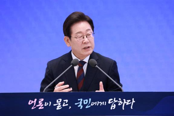 이재명 대통령이 3일 청와대 영빈관에서 열린 '대통령의 30일, 언론이 묻고 국민에게 답하다' 기자회견에서 출입기자 질문에 답변하고 있다.  대통령실통신사진기자단