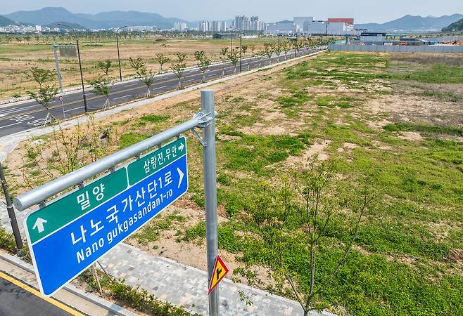 5월29일 경남 밀양시 부북면 일대 밀양 나노융합 국가산업단지 모습. 삼양식품 1·2 공장을 제외하고는 아무런 기업이 입주하지 않아 대다수 부지에 잡초가 무성했다. ⓒ 시사저널 최준필