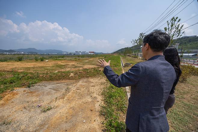 지난 5월29일 경남 밀양시 부북면 일대 밀양 나노융합 국가산업단지에서 김정곤 경제정의실천시민연합 도시개혁센터 정책위원장과 기자가 현장을 둘러보고 있다. ⓒ 시사저널 최준필