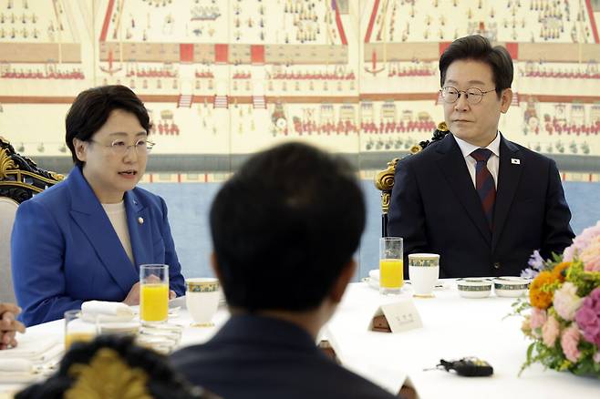 이재명 대통령이 3일 서울 한남동 관저에서 열린 비교섭단체 5당 지도부 오찬 회동에서 조국혁신당 김선민 당대표 권한대행의 발언을 듣고 있다. ⓒ대통령실통신사진기자단