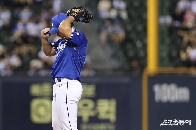 삼성 오승환이 2일 잠실구장에서 열린 두산과 원정경기 8회말 구원등판해 안타를 허용한 뒤 모자를 고쳐 쓰고 있다. 사진제공｜삼성 라이온즈