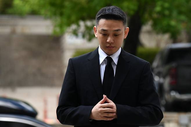 [서울=뉴시스] 김진아 기자 = 프로포폴과 대마 등 마약 상습 투약 혐의로 재판에 넘겨진 배우 유아인(본명 엄홍식)이 3일 오후 서울 서초구 서울중앙지방법원에서 열린 1심 선고기일에 출석하고 있다. (공동취재) 2024.09.03. photo@newsis.com