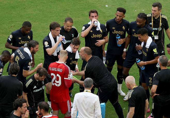 수분을 섭취하는 유벤투스 선수단. AFP연합뉴스