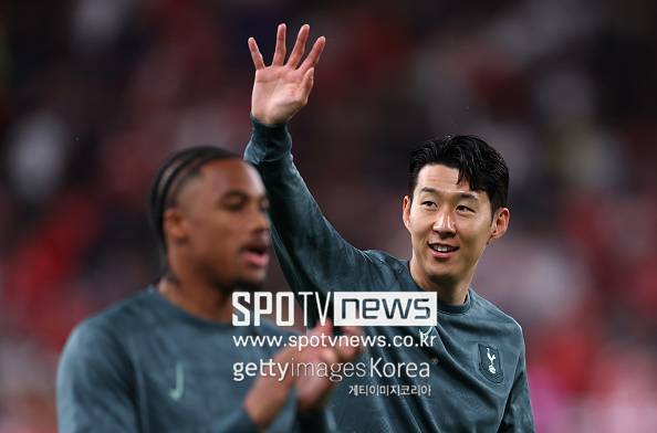 ▲ 이번 여름 손흥민은 또 다시 이적설 중심에 서 있다. '오일 머니'를 앞세운 사우디아라비아 구단이 2년 만에 다시 손흥민 영입을 위해 발벗고 나선 가운데 미국 메이저리그 사커 소속의 로스앤젤레스(LA) FC 역시 한국인 공격수를 향한 러브콜로 안갯속 국면에 돌입한 모양새다.