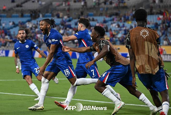 첼시 크리스토퍼 은쿤쿠(왼쪽 두 번째)가 지난달 29일 벤피카와의 2025 FIFA 클럽월드컵 16강전에서 골을 넣은 뒤 기뻐하고 있다. /AFPBBNews=뉴스1