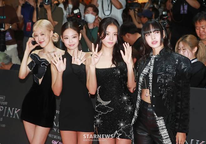 걸그룹 블랙핑크(BLACK PINK)가 9일 오후 서울 영등포구 타임스퀘어 영등포점에서 진행된 ‘본 핑크 인 시네마스'(BORN PINK IN CINEMAS) 핑크카펫 행사에서 포즈를 취하고 있다. /2024.08.09 /사진=이동훈