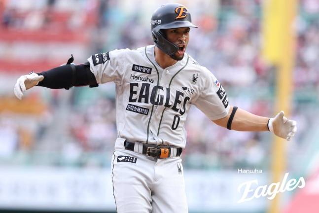 한화의 리베라토가 28일 인천 SSG 6회초 1사 1, 3루에서 우월 역전 3점홈런을 때려내고 포효하고 있다. /사진=한화 이글스 제공