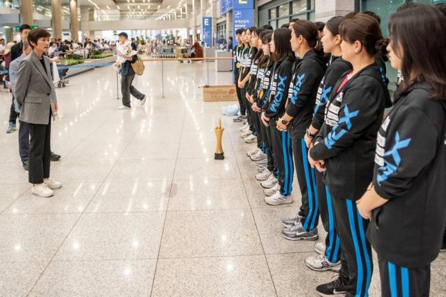 현정화 대한탁구협회 수석부회장(맨 왼쪽)이 3일 인천국제공항을 통해 귀국한 한국 청소년 탁구 국가대표팀을 환대하고 있다. /사진=대한탁구협회 제공