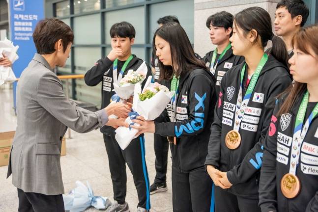 현정화 대한탁구협회 수석부회장(맨 왼쪽)이 3일 인천국제공항을 통해 귀국한 한국 청소년 탁구 국가대표팀을 환대하고 있다. /사진=대한탁구협회 제공
