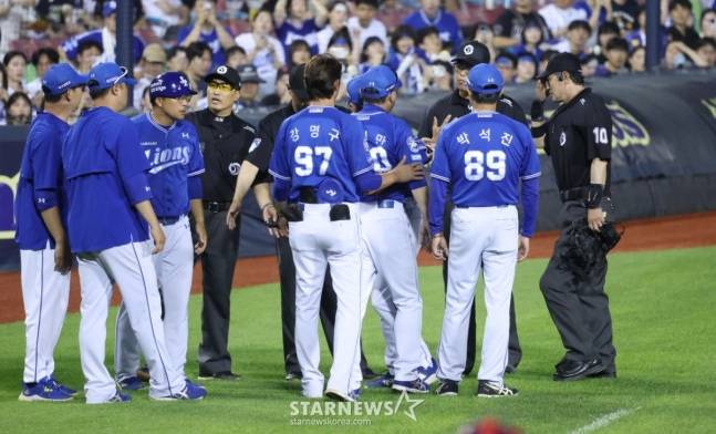 2일 경기 도중 삼성 코치진이 심판진에게 항의하고 있다. /사진=김진경 대기자