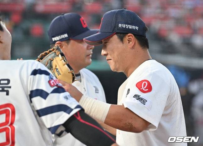 롯데 정훈(오른쪽)이 호수비 후 동료들의 축하를 받고 있다.