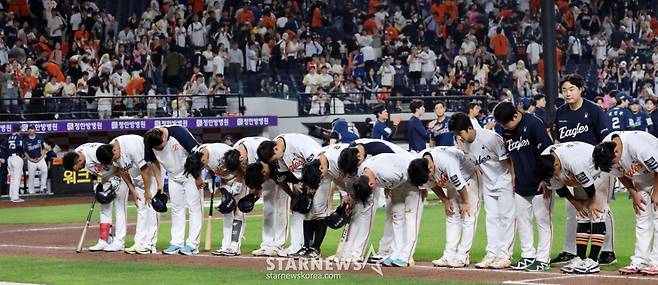 [포토]'회장님도 오셨는데 11회 연장전 무승부라니...'