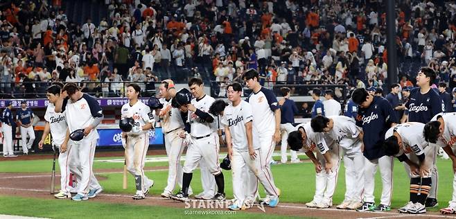 [포토]'회장님도 오셨는데 11회 연장전 무승부라니...'