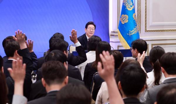 이재명 대통령이 3일 청와대 영빈관에서 열린 기자회견에서 질문을 받고 있다. [사진 | 뉴시스]