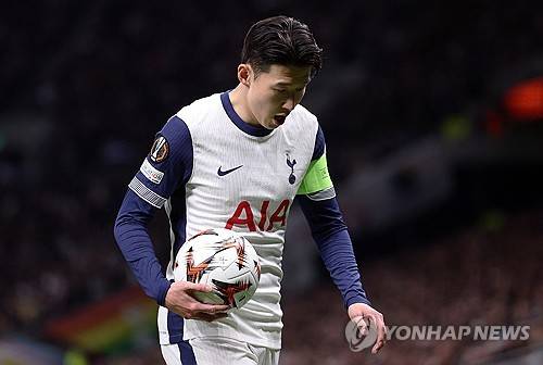 영국 매체 '풋볼런던'은 2일(한국시간) 토마스 프랑크 신임 감독 체제에서 토트넘의 2025-2026시즌 공격진 구상에 대해 전하며 손흥민이 없을 거라고 예상했다.&nbsp;손흥민은 지난 시즌까지 2년간 토트넘의 주장을 맡으면서 특히 2024-2025 유럽축구연맹(UEFA) 유로파리그 우승을 이끌고 트로피를 직접 들어올리는 등 공을 세웠으나 어느 덧 33살이 됐고, 스피드와 골결정력이 떨어져 이적 대상 중 한 명으로 거론되고 있다. 연합뉴스