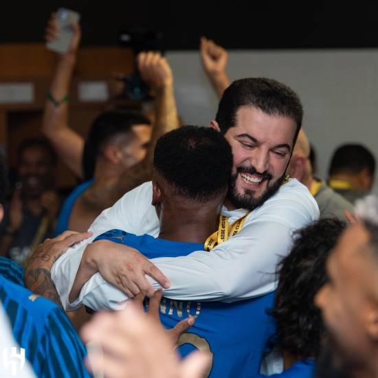 이미 부자 구단인 알힐랄(사우디아라비아)이 축구에서 새 역사를 만들자 엄청난 승리 수당을 선수들에게 줬다.&nbsp;  글로벌 축구 매체 '원풋볼'이 지난 2일(한국시간) 맨체스터 시티(잉글랜드)를 꺾은 알힐랄이 선수들에게 엄청난 금액의 보너스를 줬을 거라고 보도했다.&nbsp;알힐랄