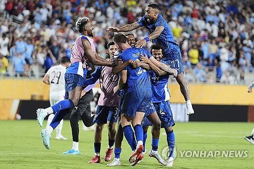 이미 부자 구단인 알힐랄(사우디아라비아)이 축구에서 새 역사를 만들자 엄청난 승리 수당을 선수들에게 줬다.&nbsp;  글로벌 축구 매체 '원풋볼'이 지난 2일(한국시간) 맨체스터 시티(잉글랜드)를 꺾은 알힐랄이 선수들에게 엄청난 금액의 보너스를 줬을 거라고 보도했다.&nbsp;연합뉴스