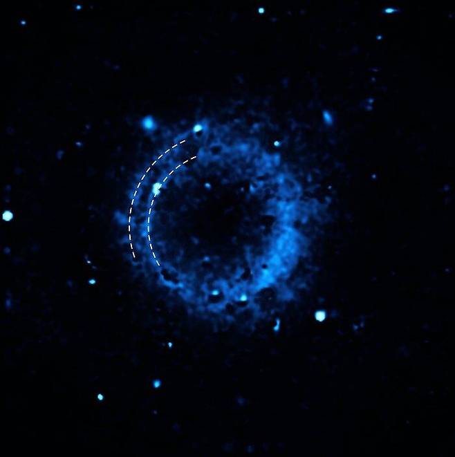 백색왜성의 이중 폭발로 만들어진 초신성 잔해 'SNR 0509-67.5' 약 400년 전 지구에서 관측 가능한 밝기로 폭발했을 것으로 추정되는 16만광년 밖의 초신성 잔해 'SNR 0509-67.5'의 칼슘 분포(파란색). 유럽남방천문대(ESO) 초거대망원경(VLT)에 장착된 광시야 분광 관측기(MUSE) 관측 결과 SNR 0509-67.5 주위에는 백색왜성이 폭발할 때 방출된 칼슘이 중심별에서 동심원 형태로 층을 이루고 있는 것으로 나타났다. 칼슘층이 2개 있다는 것은 폭발이 두차례 있었음을 의미하는 것으로 풀이된다. [ESO/P. Das et al. 제공. 재판매 및 DB 금지]