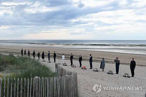 노르망디 상륙지 주노비치 추모식에 참석한 각국 대표 [EPA=연합뉴스 자료사진. 재배포 DB 금지]