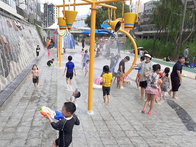 지난해 별빛내린천 어린이 물놀이장에서 물놀이를 즐기는 주민들 [관악구 제공. 재판매 및 DB 금지]