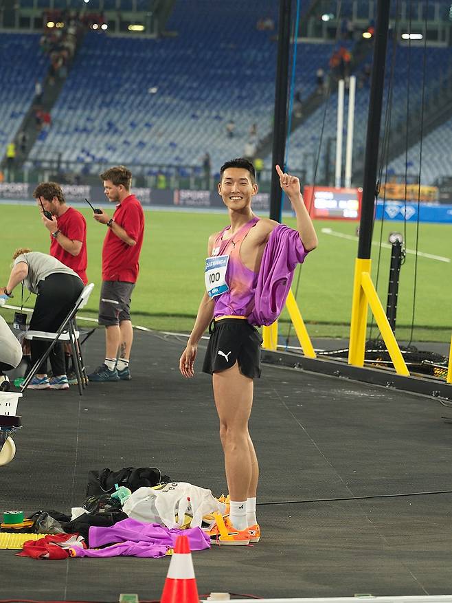 우상혁, 로마 다이아몬드리그 우승 (서울=연합뉴스) 우상혁이 7일(한국시간) 이탈리아 로마에서 열린 2025 세계육상연맹 로마 다이아몬드리그에서 우승을 확정한 뒤 기뻐하고 있다. 2025.6.7 [용인시청 육상팀 제공. 재판매 및 DB 금지] photo@yna.co.kr