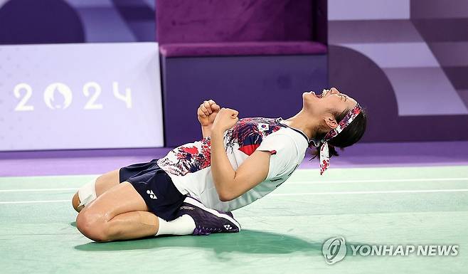 '셔틀콕의 여왕' 안세영  (파리=연합뉴스) 김인철 기자 = 2024 파리올림픽 배드민턴 여자 단식 결승전에서 우승을 차지한 한국 안세영이 환호하고 있다. 2024.8.5
 yatoya@yna.co.kr