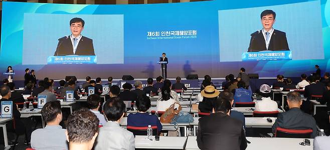 제6회 인천국제해양포럼 개회사     (인천=연합뉴스) 임순석 기자 = 조명우 포럼위원장(인하대학교 총장)이 3일 인천 연수구 송도컨벤시아에서 열린 제6회 인천국제해양포럼 개막식에서 개회사를 하고 있다. 2025.7.3