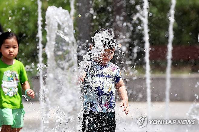 시원한 물줄기에 흠뻑 (광주=연합뉴스) 엿새째 폭염특보가 이어지고 있는 2일 광주 북구 신용근린공원 바닥분수광장에서 아이들이 물놀이를 즐기고 있다. 2025.7.2 [광주 북구 제공. 재판매 및 DB 금지] in@yna.co.kr