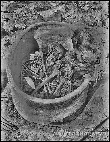 도기에 담긴 고대 이집트 남성 유해 (AP=연합뉴스) 대략 기원전 2855∼2570년에 살았던 것으로 추정되는 고대 이집트 남성의 시신이 담겨 있는 이집트 누와이라트 소재 암반 무덤 속 도기의 모습. AP를 통해 배포되는 제3자 제공 사진. 관련 기사에만 사용 가능함. 전송 후 14일 이내에만 사용 가능. DB 금지, 재판매 금지, 재사용 허용 금지, 라이선싱 금지. 원형 그대로 크레딧 표시 필수. (John Garstang, Mahmoud Abd El Gelel/Garstang Museum of Archaeology/University of Liverpool via AP) 2025.7.3.