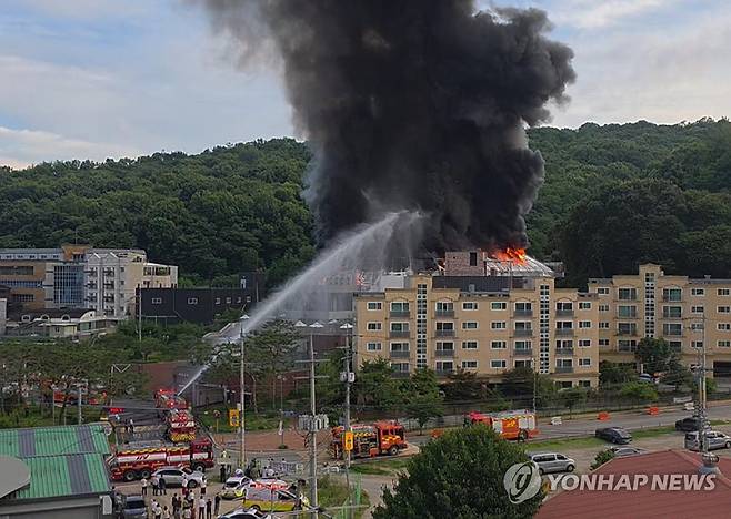 구리 교회서 화재로 100명 대피…인명피해는 없어 (구리=연합뉴스) 2일 오후 6시 12분께 경기 구리시 교문동 한 교회에서 불이 나 약 1시간 40분 만에 큰 불길이 잡혔다.
사진은 이날 화재가 발생한 교회 화재진압 모습. 2025.7.2 [독자 제공. 재판매 및 DB 금지] photo@yna.co.kr