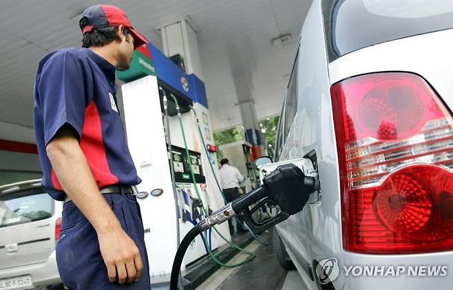 인도 수도 뉴델리의 한 주유소 [EPA 연합뉴스 자료사진. 재판매 및 DB 금지]