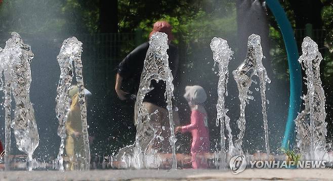 폭염 속 물놀이 [연합뉴스 자료사진]