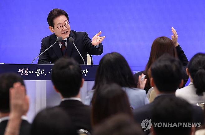 이재명 대통령, 취임 30일 회견 (서울=연합뉴스) 한상균 기자 = 이재명 대통령이 3일 청와대 영빈관에서 열린 '대통령의 30일, 언론이 묻고 국민에게 답하다' 기자회견에서 질문자를 지정하고 있다. 2025.7.3 xyz@yna.co.kr