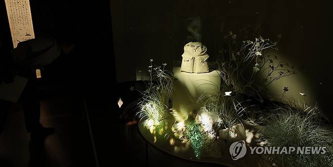 광복 80주년 석주명 특별전 (제주=연합뉴스) 박지호 기자 = 3일 오전 제주시 건입동 국립제주박물관에서 열린 '제주에 나빌레라-광복 80주년 기념 석주명 특별전' 언론 공개회에서 참석자가 석주명 선생의 유품인 배낭을 살펴보고 있다.
    석주명의 나비와 제주학 주요 저서, 남계우의 나비 그림, 나비 공예품 등을 모은 이 전시는 4일 개막해 10월 19일까지 이어진다.  2025.7.3 jihopark@yna.co.kr