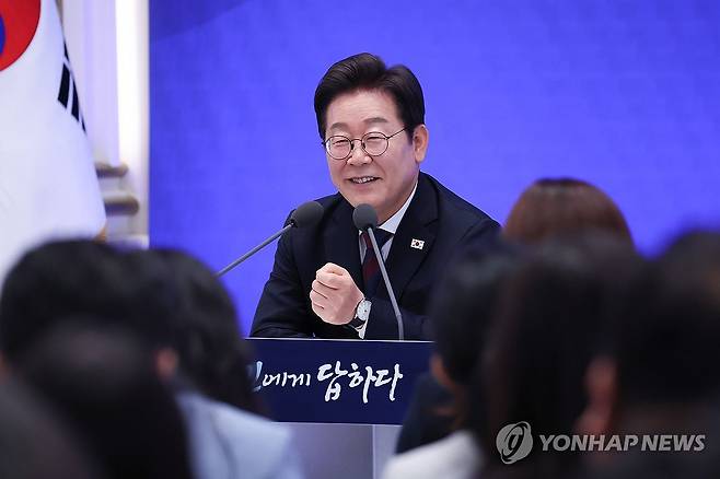 이재명 대통령, 취임 30일 기자회견 (서울=연합뉴스) 한상균 기자 = 이재명 대통령이 3일 청와대 영빈관에서 열린 '대통령의 30일, 언론이 묻고 국민에게 답하다' 기자회견에서 발언하고 있다. 2025.7.3 xyz@yna.co.kr