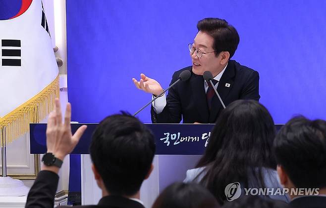 이재명 대통령, 취임 30일 기자회견 (서울=연합뉴스) 한상균 기자 = 이재명 대통령이 3일 청와대 영빈관에서 '대통령의 30일, 언론이 묻고 국민에게 답하다' 기자회견을 하고 있다. 2025.7.3 xyz@yna.co.kr