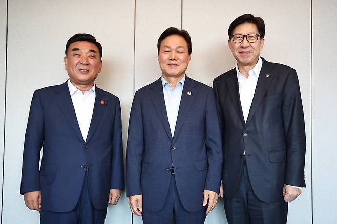 김해 롯데호텔앤리조트 '부울경 시도지사 지역현안 간담회' 왼쪽부터 김두겸 울산시장, 박완수 경남지사, 박형준 부산시장. [경남도 제공. 재판매 및 DB 금지]