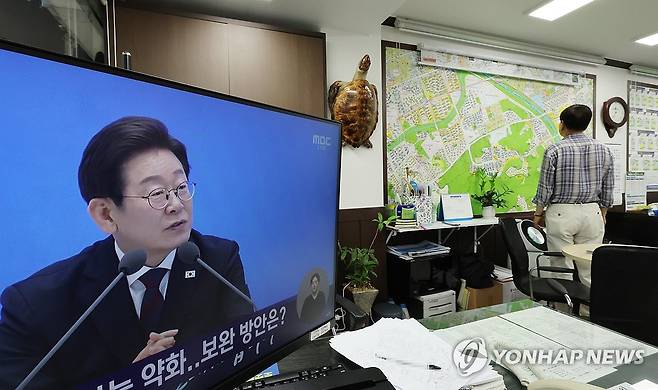 부동산중개업소에 방송되는 이재명 대통령 기자회견 (서울=연합뉴스) 이진욱 기자 = 3일 서울 강남구 한 부동산중개업소에서 이재명 대통령의 첫 기자회견 방송이 나오고 있다. 2025.7.3 cityboy@yna.co.kr