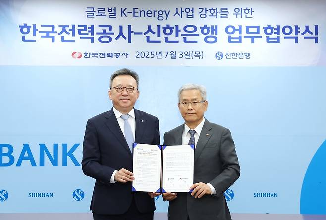 한전·신한은행 MOU 기념사진 촬영하는 정상혁 신한은행장(왼쪽)과 김동철 한국전력 사장 [한국전력 제공. 재판매 및 DB 금지]