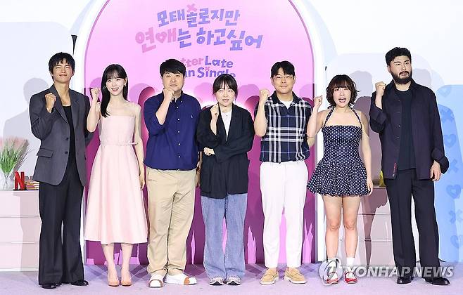 넷플 '모태솔로지만 연애는 하고 싶어' 파이팅 (서울=연합뉴스) 진연수 기자 = 3일 서울 용산구 CGV용산아이파크몰에서 열린 넷플릭스 리얼리티 예능 '모태솔로지만 연애는 하고 싶어' 제작발표회에서 PD와 출연진들이 포즈를 취하고 있다. 왼쪽부터 서인국, 강한나, 조욱형 PD, 김노은 PD, 원승재 PD, 이은지, 카더가든. 2025.7.3 jin90@yna.co.kr
