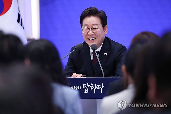 이재명 대통령, 취임 30일 기자회견 (서울=연합뉴스) 한상균 기자 = 이재명 대통령이 3일 청와대 영빈관에서 열린 '대통령의 30일, 언론이 묻고 국민에게 답하다' 기자회견에서 발언하고 있다. 2025.7.3 xyz@yna.co.kr