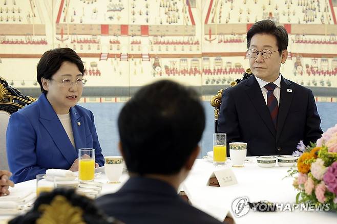 발언 듣는 이재명 대통령 (서울=연합뉴스) 한상균 기자 = 이재명 대통령이 3일 서울 한남동 관저에서 열린 비교섭단체 5당 지도부 오찬 회동에서 조국혁신당 김선민 당대표 권한대행의 발언을 듣고 있다. 2025.7.3 [대통령실통신사진기자단] xyz@yna.co.kr