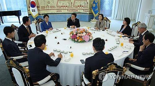 이재명 대통령, 비교섭단체 5당 지도부와 오찬 (서울=연합뉴스) 한상균 기자 = 이재명 대통령이 3일 서울 한남동 관저에서 비교섭단체 5당 지도부 오찬 회동을 하고 있다. 2025.7.3  [대통령실통신사진기자단] xyz@yna.co.kr